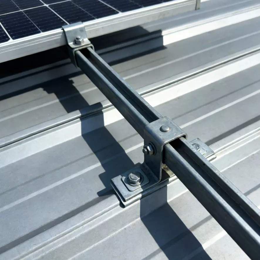 Kodėl METALINIO STOGO SAULES MONTAVIMAS yra geriausia investicija į ilgalaikius saulės energijos projektus